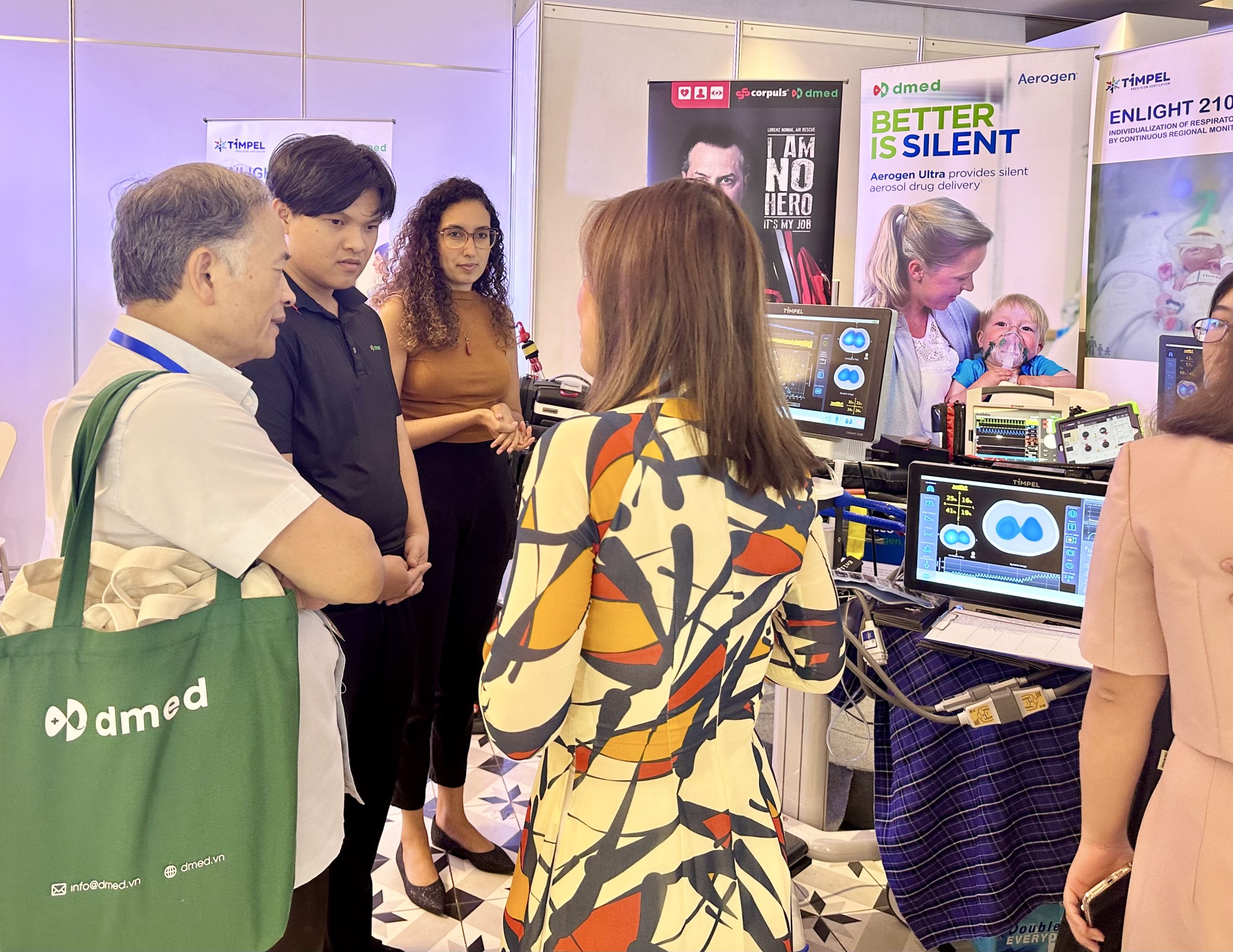 Customers experiencing equipment at the DMED booth – photo 1