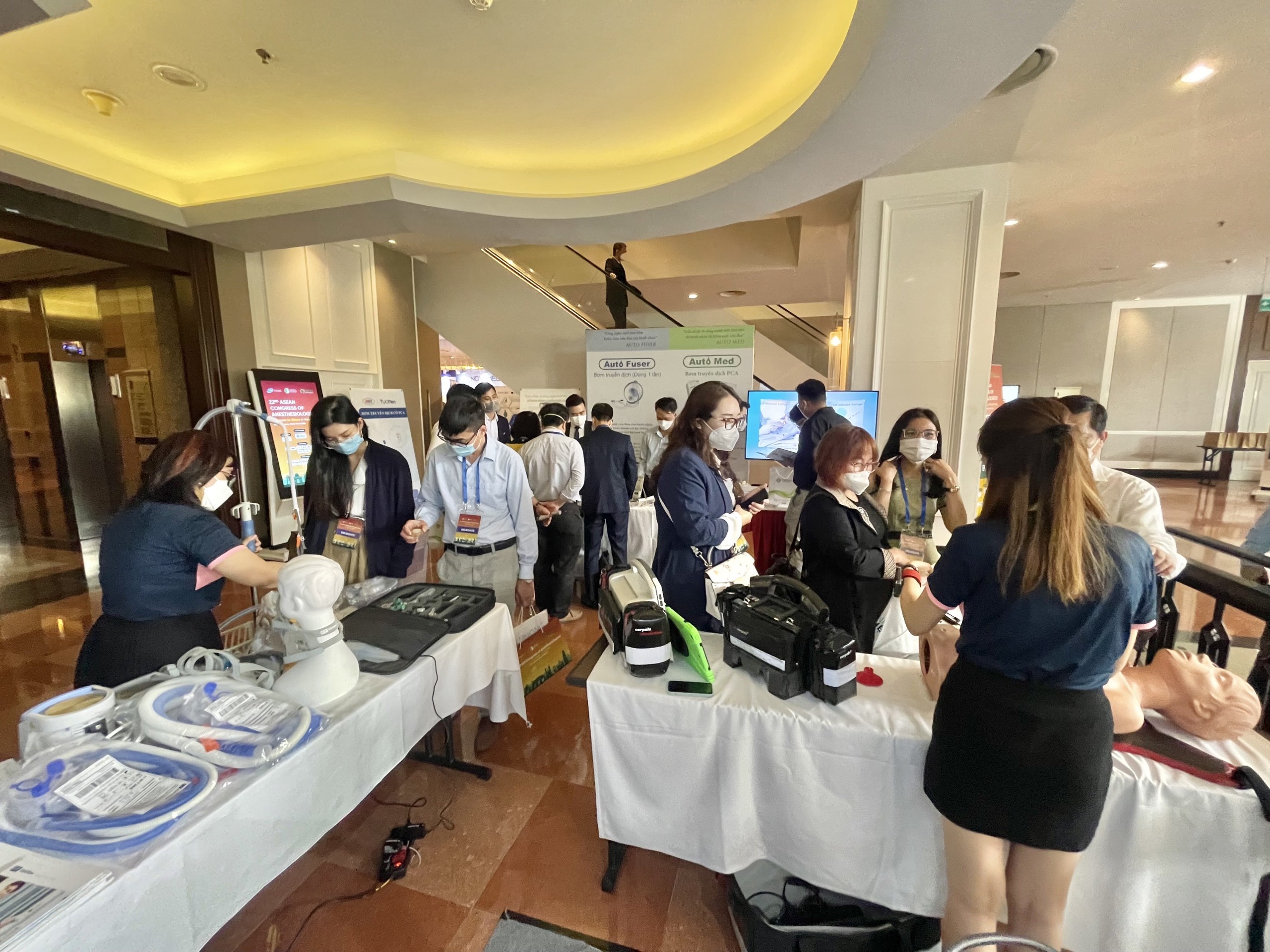 Visitors at the DMED booth during the congress – photo 3