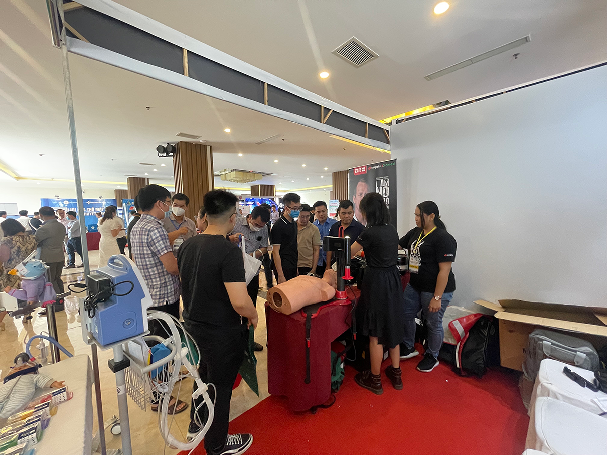 Customers experiencing products at the DMED booth – photo 3