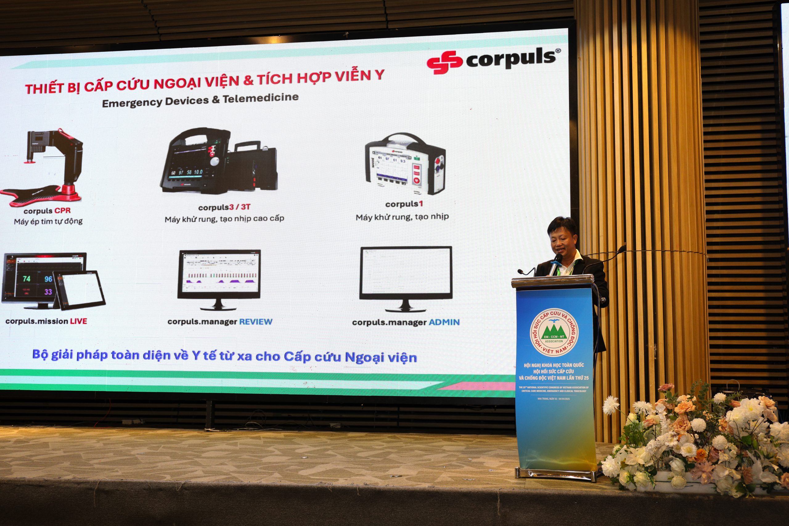 DMED Director presenting product solutions