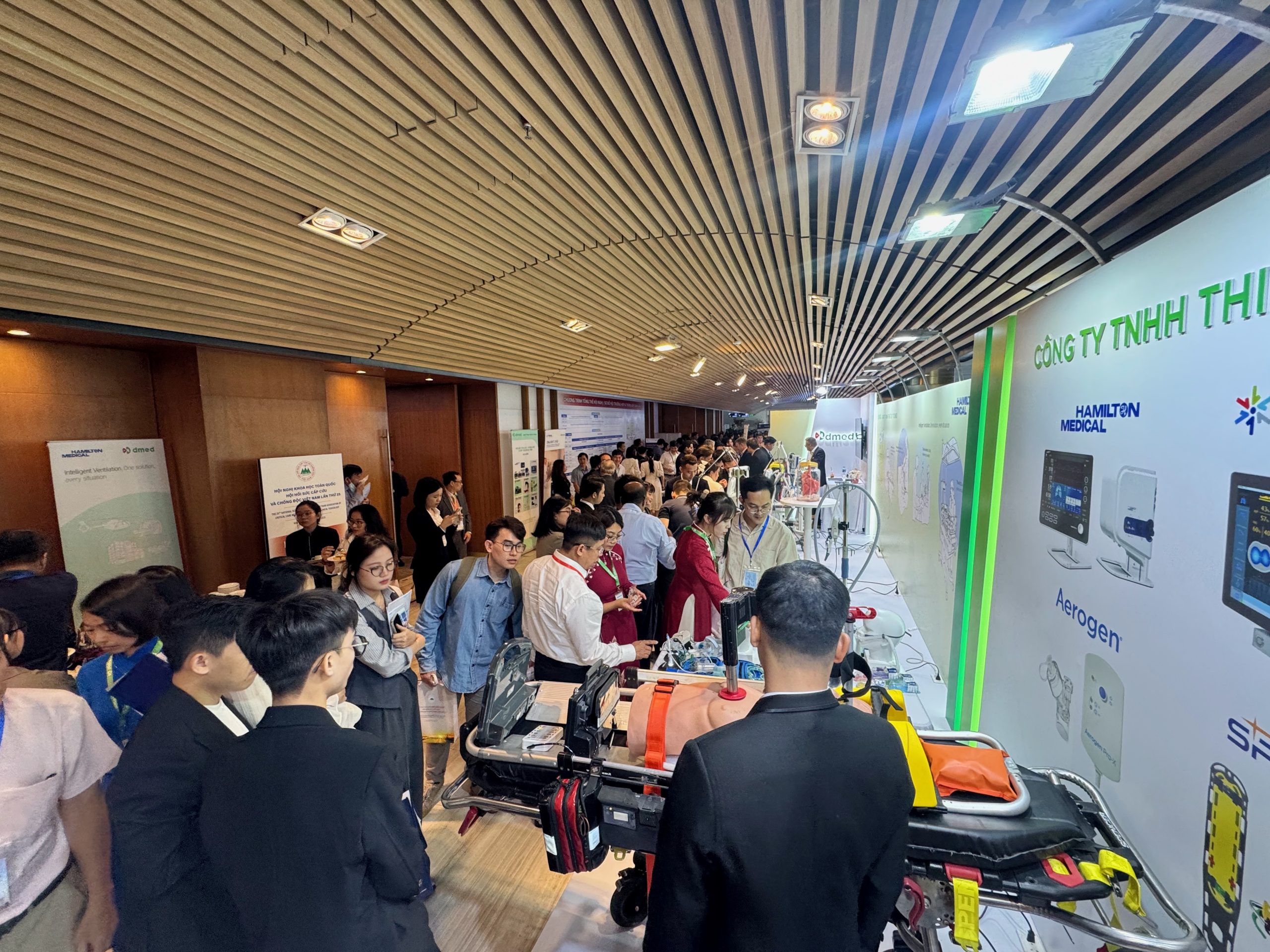 Expert visiting booth — photo 18B