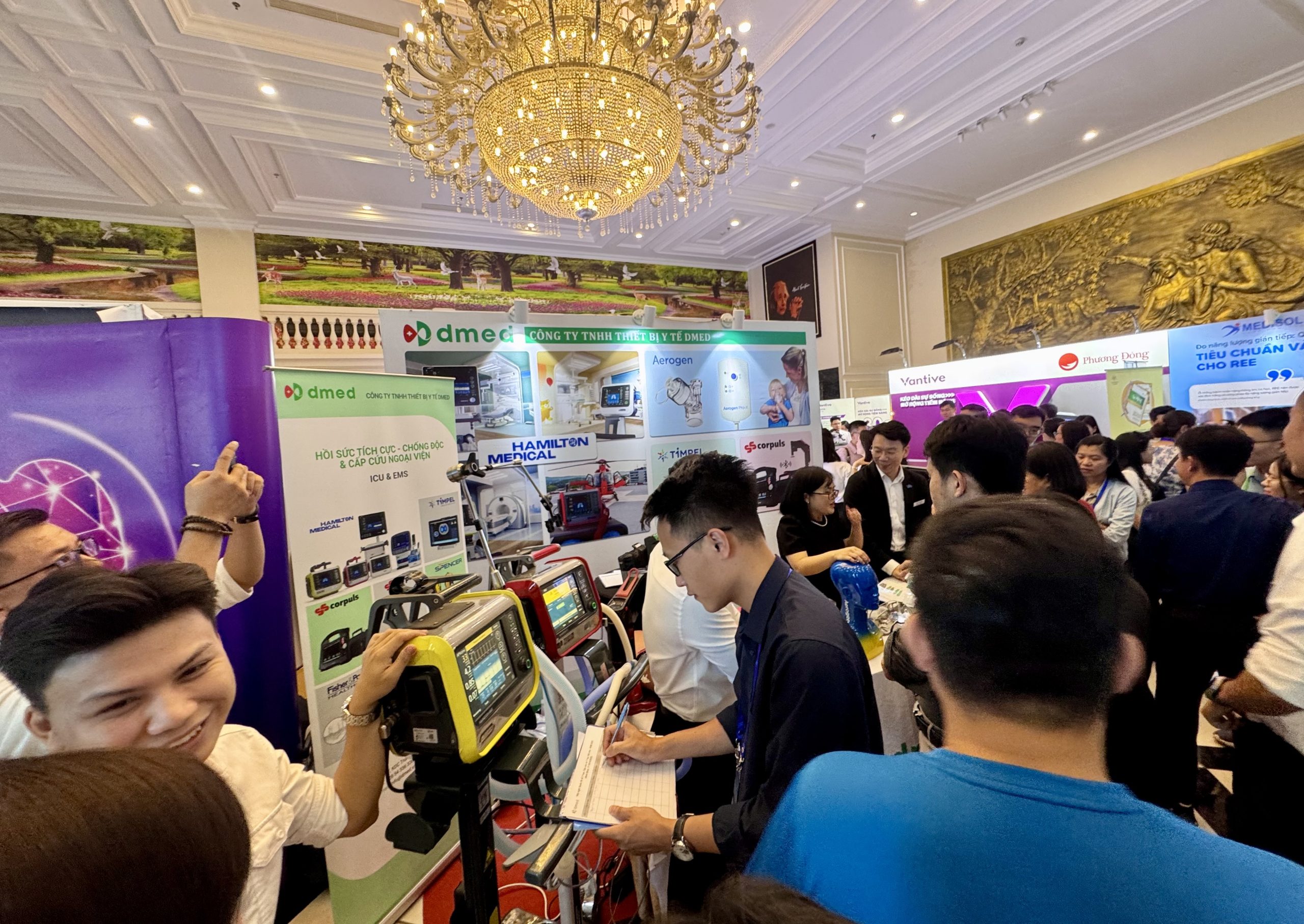 Networking with domestic and international delegates — photo 4